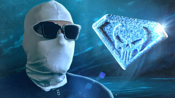 Illustration mit einer "Blue Punisher"-Ecstasy-Pille und einer mit Sturmhaube und Sonnenbrille maskierten Person. | NDR Illustration mit einer "Blue Punisher"-Ecstasy-Pille und einer mit Sturmhaube und Sonnenbrille maskierten Person.