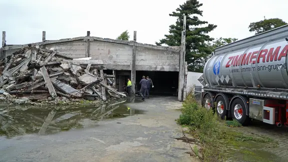 Das Abpumpen des Löschwassers durch eine Fachfirma war für den Landkreis der letzte Schritt auf dem Gelände an der Carl-Zeiss-Straße in Nordhorn. | Landkreis Grafschaft Bentheim Ein Schutt- und Geröllberg liegt vor der zerstörten Halle des Drogenlabors