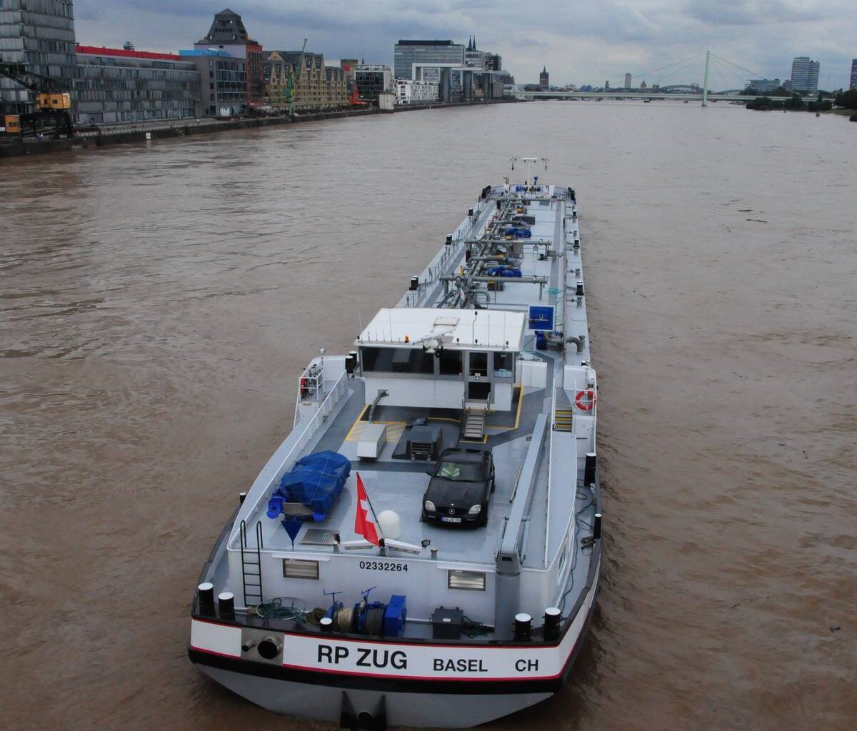 Frachtschiff auf dem Rhein festgefahren