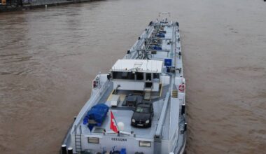 Frachtschiff auf dem Rhein festgefahren