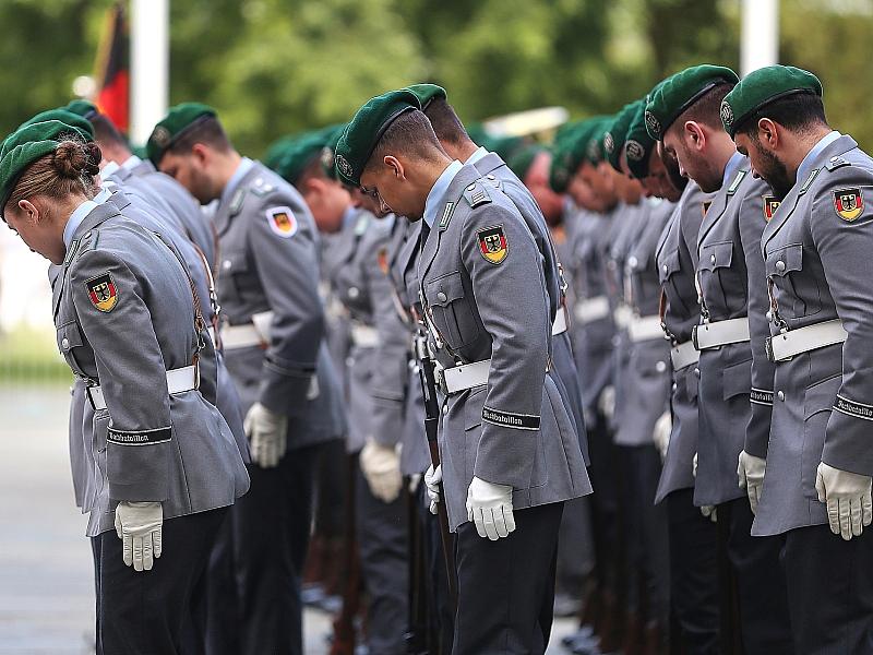 Verteidigungsminister verspricht: Keine Schikane bei Musterungen Verteidigungsminister verspricht: Keine Schikane bei Musterungen