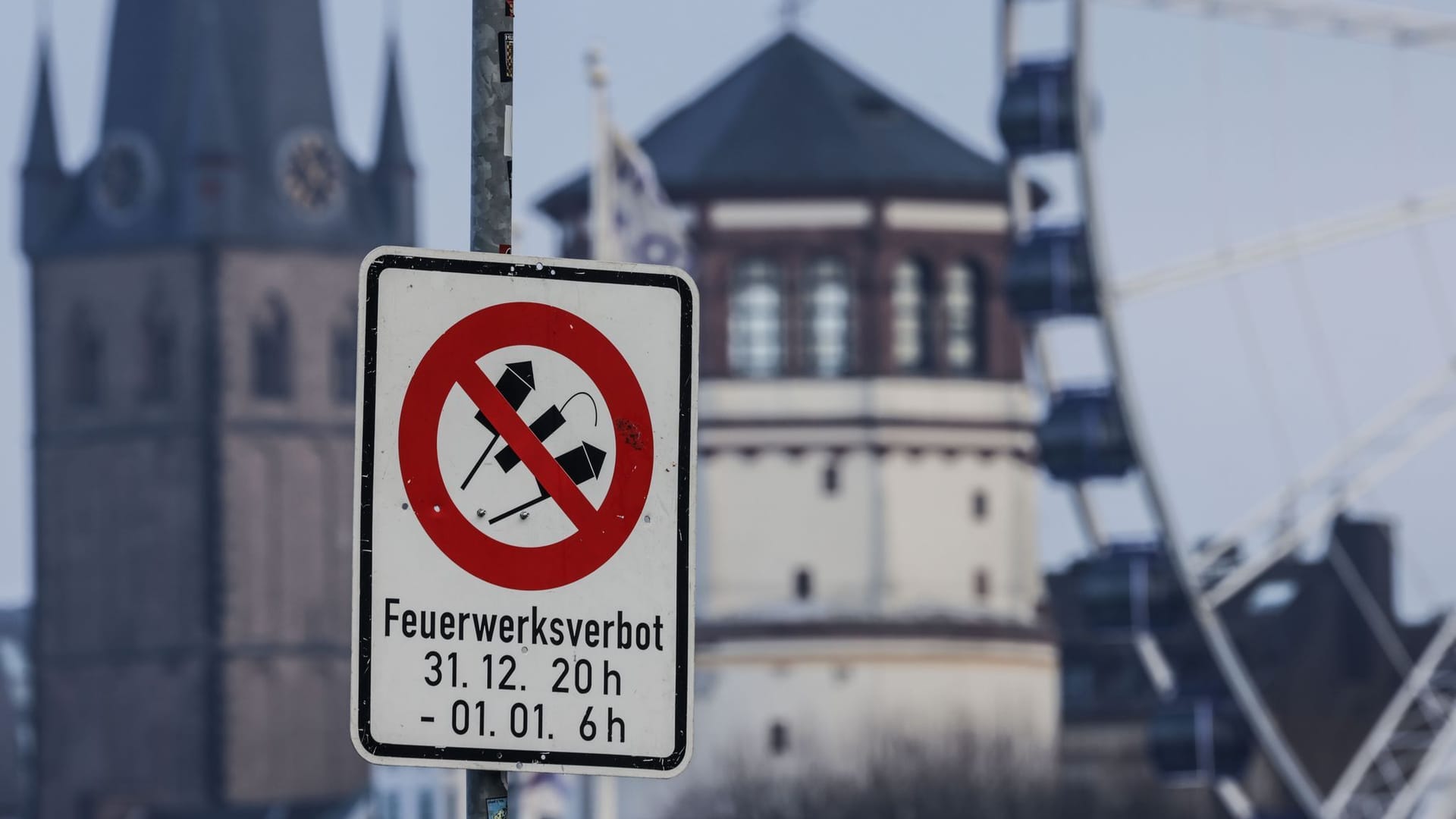 Düsseldorf: Ein Schild mit der Aufschrift "Feuerwerksverbot" steht am Rheinufer in der Altstadt.