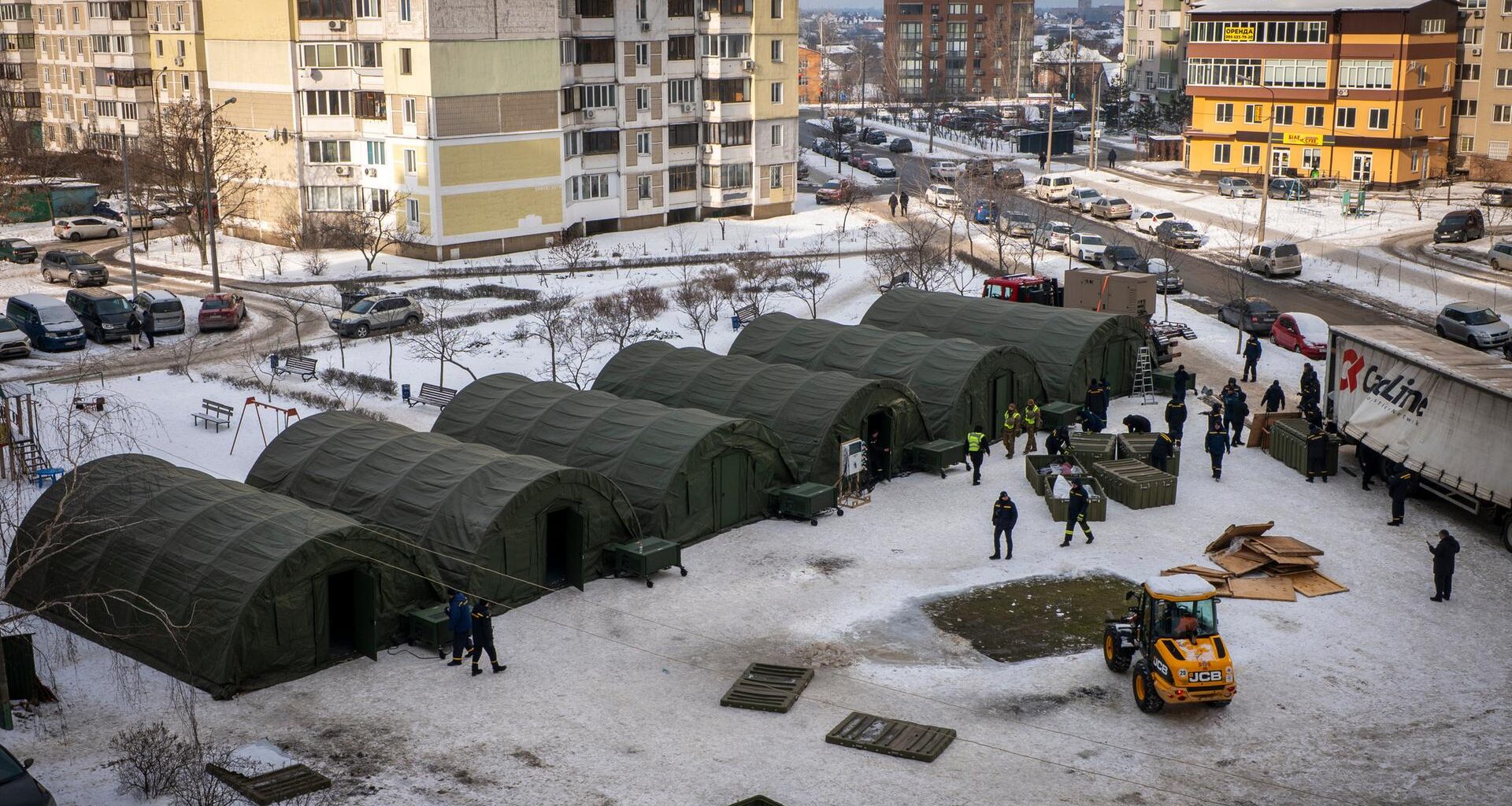 Kiew: Rettungskräfte stellen Zelte auf, in denen sich Bewohner benachbarter Wohnhäuser aufwärmen und nachts schlafen können.