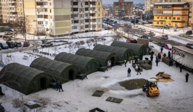 Kiew: Rettungskräfte stellen Zelte auf, in denen sich Bewohner benachbarter Wohnhäuser aufwärmen und nachts schlafen können.