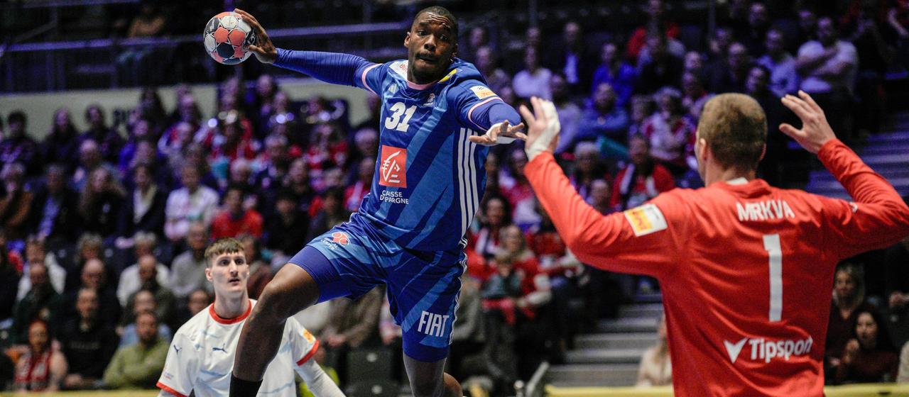 Frankreichs Dylan Nahi wirft auf das Tor von Tschechiens Tomas Mrkva