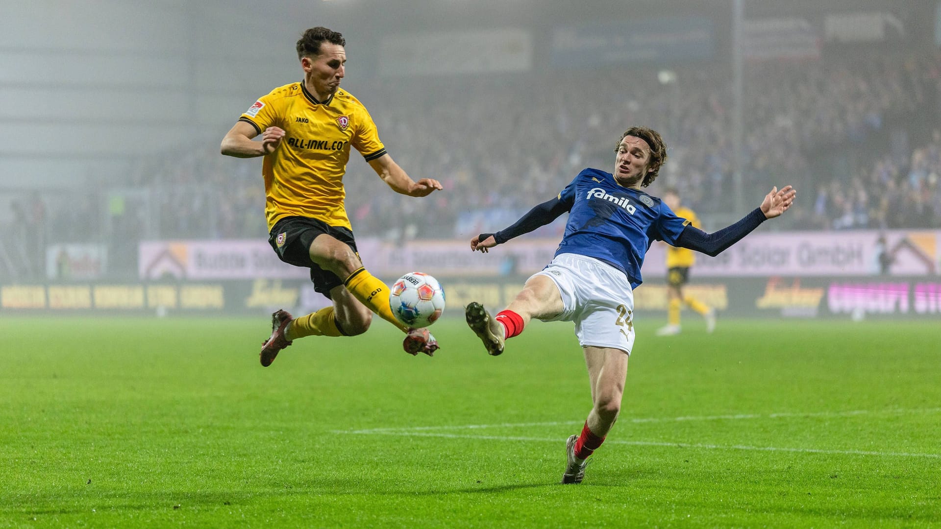 Dynamo -Spieler Konrad Faber im Zweikampf Magnus Knudsen beim letzten Spiel des Jahres 2025: