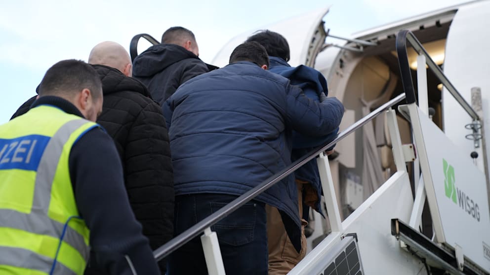 Am 2. Januar bestieg der Straftäter den Linienflug auf dem Flughafen Frankfurt