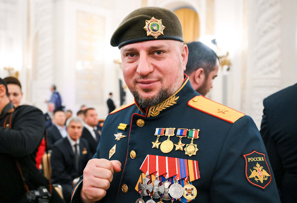 Apti Aronowitsch Alaudinow mit viel Gebammel an seiner Brust