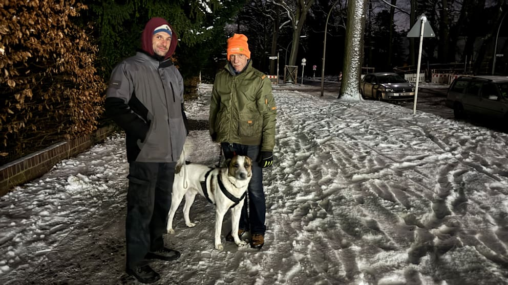 Benny (48), Chris (46) und ihr Hund Aramis (3)