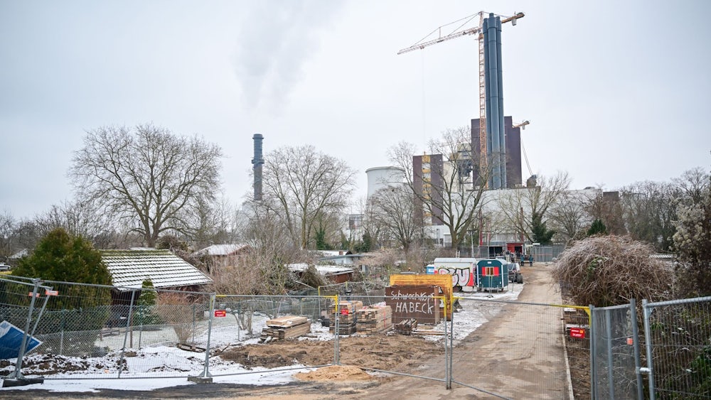 Am Ort des Brandanschlags an einer Kabelbrücke über den Teltow-Kanal wird weiter gearbeitet.