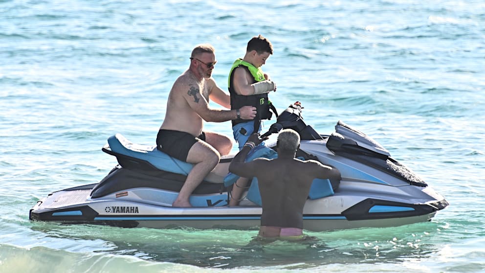 Wayne stiegt mit einem seiner Söhne auf ein Jet-Ski