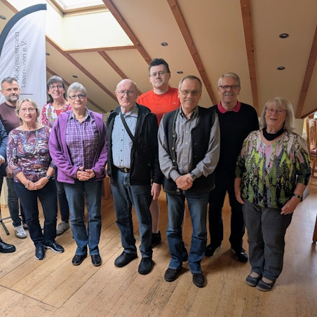 Dr. Josef Peters, Kreisgeschäftsführer des DRK, mit den geehrten Spenderinnen und Spendern.