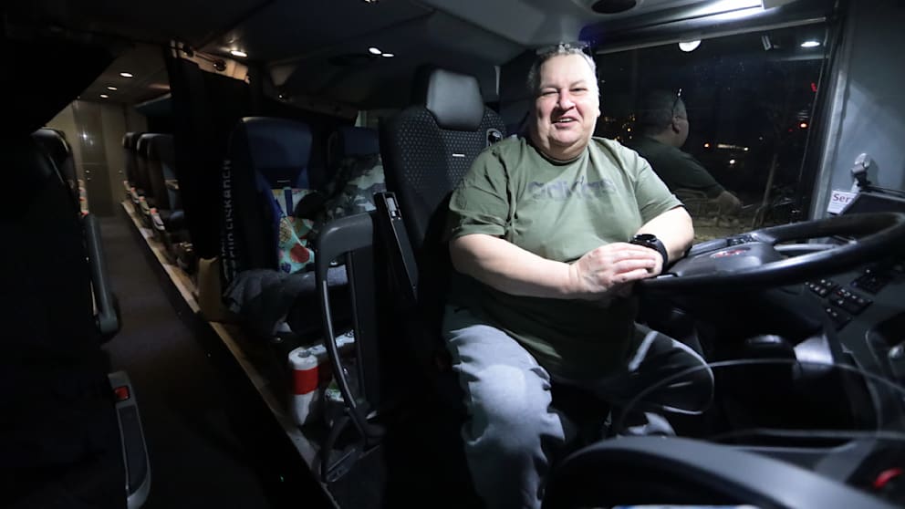 Ramona Wehde (60) stellt auf Eigeninitiative seinen Bus zum Aufwärmen zur Verfügung