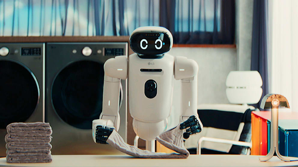 LGs Haushaltsroboter CLOiD hilft beim Kochen, faltet Wäsche und räumt den Geschirrspüler aus.