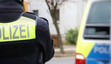 Polizist muss zur Seite springen: Audi-Fahrer flieht vor Kontrolle in Wiesbaden
