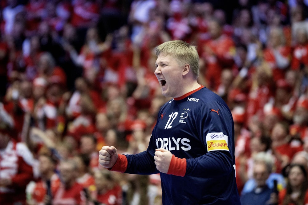 Emil Nielsen nach einer seiner sensationellen Paraden.