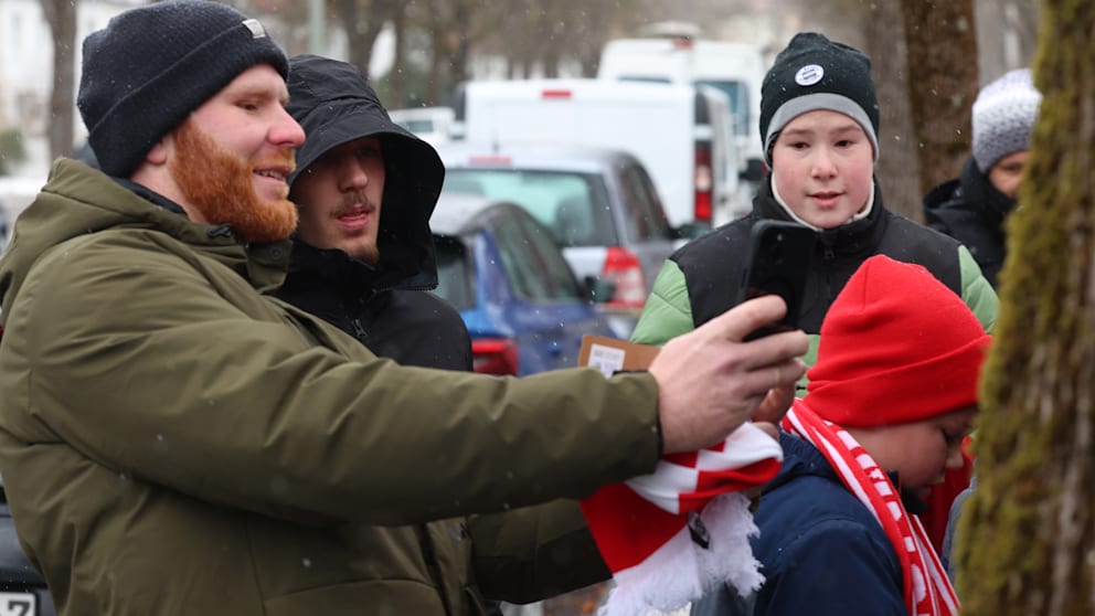 Lennart Karl erfüllte einigen Bayern-Fans Selfie-Wünsche