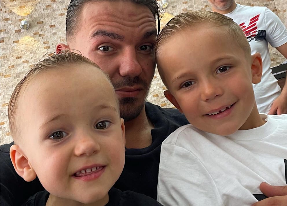 Capital Bra mit seinen zwei Söhnen. Er hat auch zwei Töchter. Die Familie des Rappers lebte bislang zurückgezogen