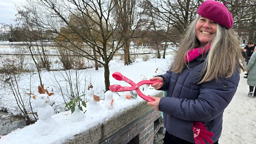 Meike (58) baut an der Alster mit einer Schneeball-Presse neue Schneemänner