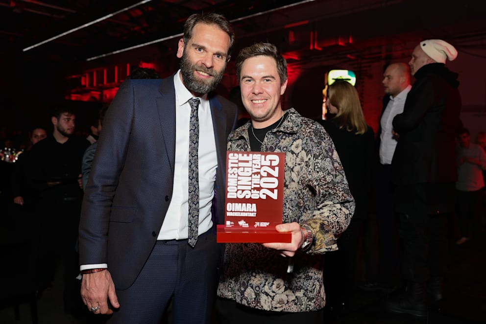 Gastgeber Florian Drücke (50, l.), Chef des Bundesverbandes Musikindustrie, mit Preisträger Oimara (33)