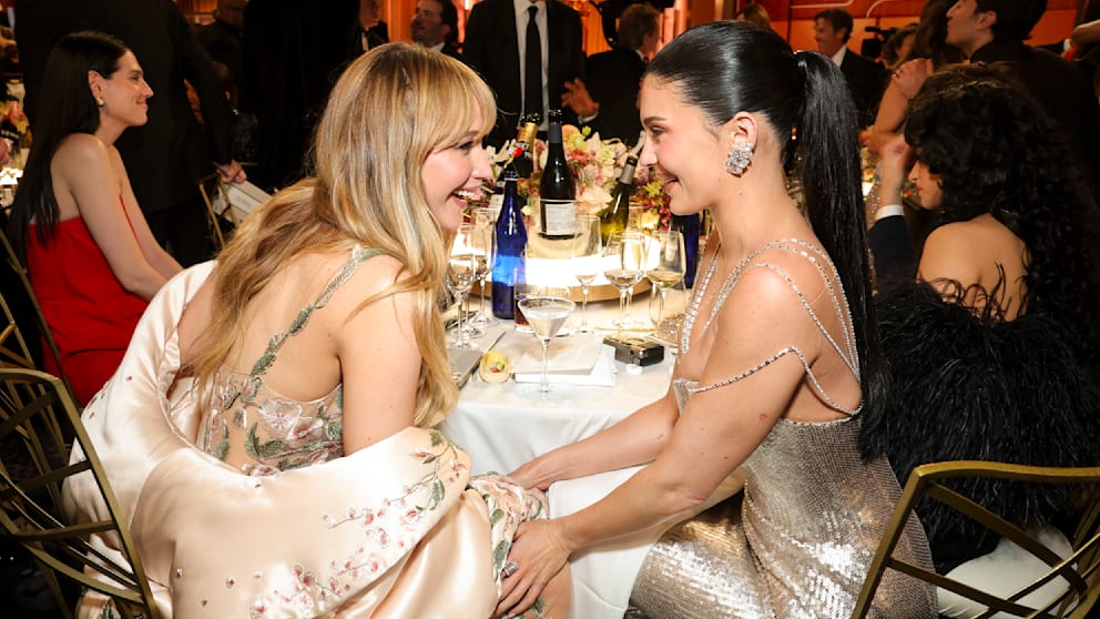 Hier hätte man zu gern mal Mäuschen gespielt: Jennifer Lawrence (35, l.) lacht mit Kylie Jenner. Worüber wohl?