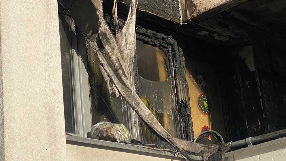 Balkon und Fenster im ersten Stock sind komplett verkohlt