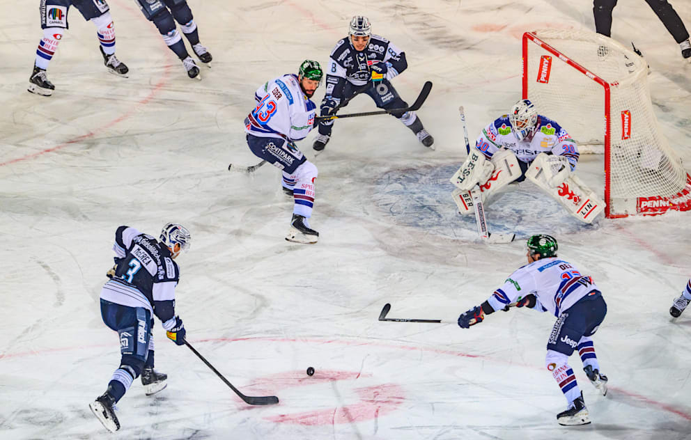 Hier erzielte Dresdens McCrea das 2:1 gegen die Eisbären Berlin
