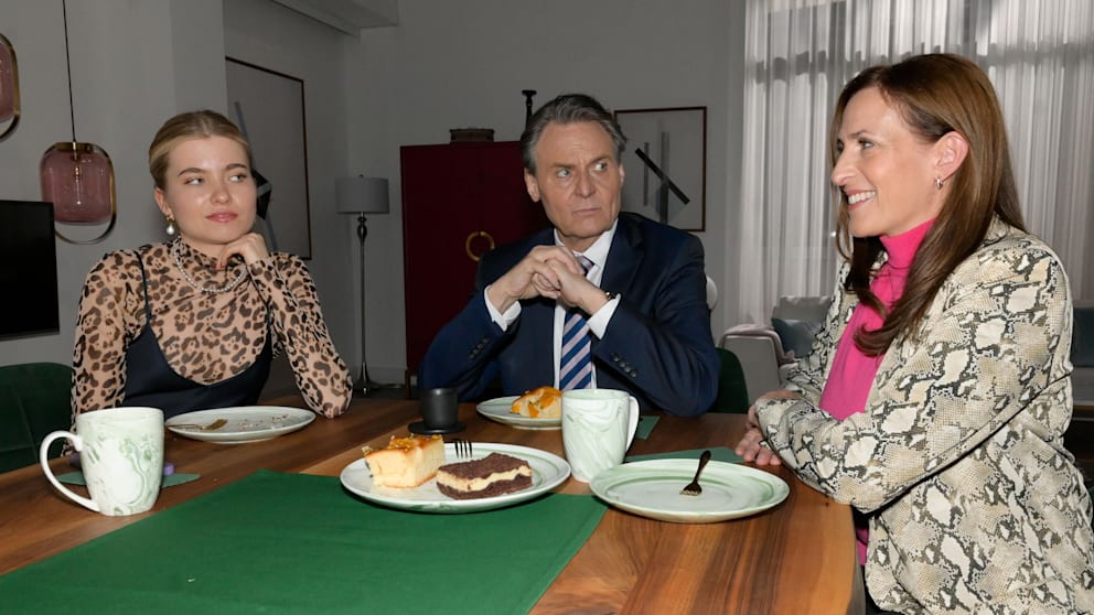 Katrin (Ulrike Frank) horcht auf, als sie von der Schieflage der Agentur erfährt