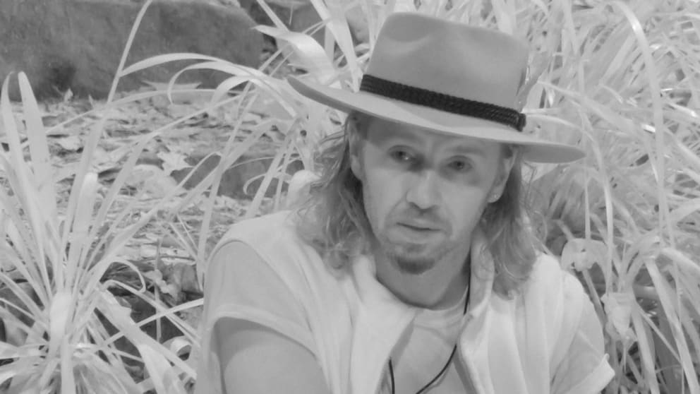 Gil Ofarim könnte am Lagerfeuer Klartext reden und Reue zeigen. Doch er windet sich wie ein Aal um seinen Skandal