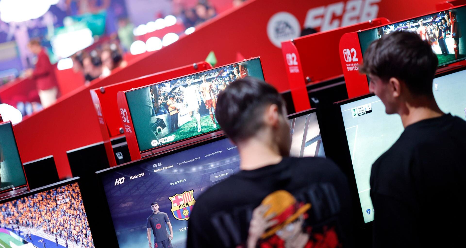 Gamer spielen EA Sports FC 26 auf der weltgrößten Computerspielmesse Gamescom 2025 in Köln.