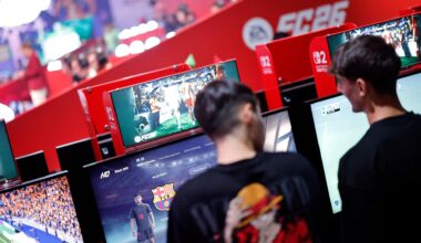 Gamer spielen EA Sports FC 26 auf der weltgrößten Computerspielmesse Gamescom 2025 in Köln.