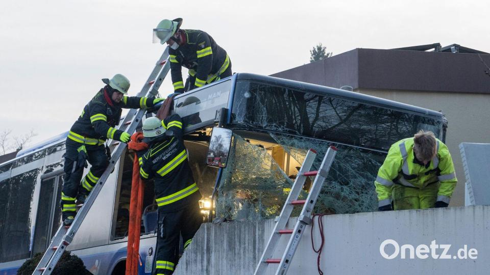 Die Feuerwehr war mit zahlreichen Kräften am Unfallort. Bild: Stefan Puchner/dpa
