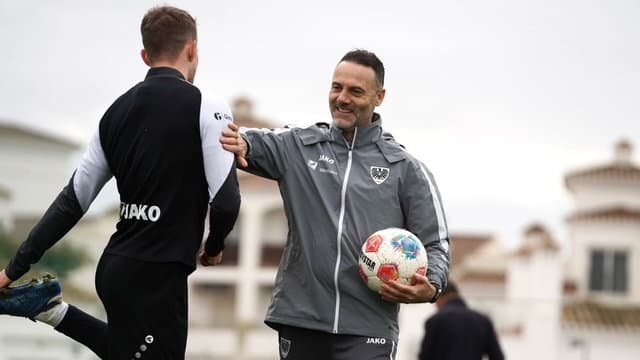 Preußens Chefcoach Alexander Ende ist gut gelaunt. Obwohl er sagt, dass er zuvor in einem Winter-Trainingslager noch nie mit Regen zu kämpfen hatte
