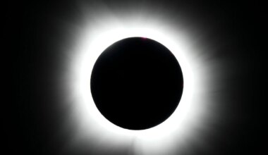 Sonne, Mond und Sterne - Himmelsjahr 2026 - Totale Sonnenfinsternis über Europa - Panorama