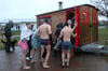 Vor und in der mobilen Sauna herrschte nach dem eisigen Anbaden mächtig Andrang.