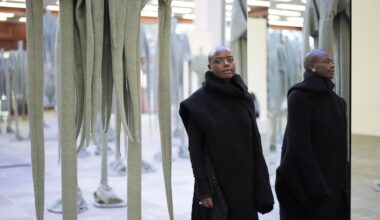 Mega-Installation – Gigantische Körper aus der Zukunft im Museum gelandet