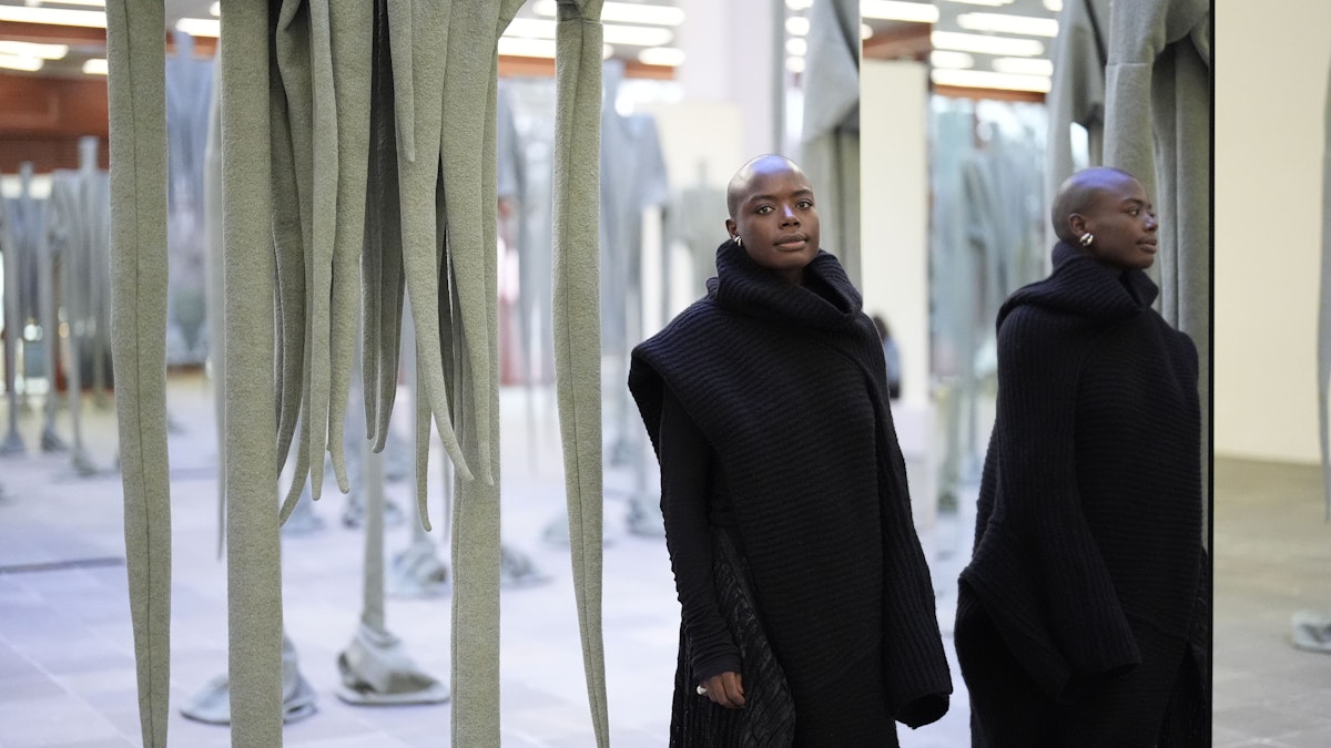 Mega-Installation – Gigantische Körper aus der Zukunft im Museum gelandet