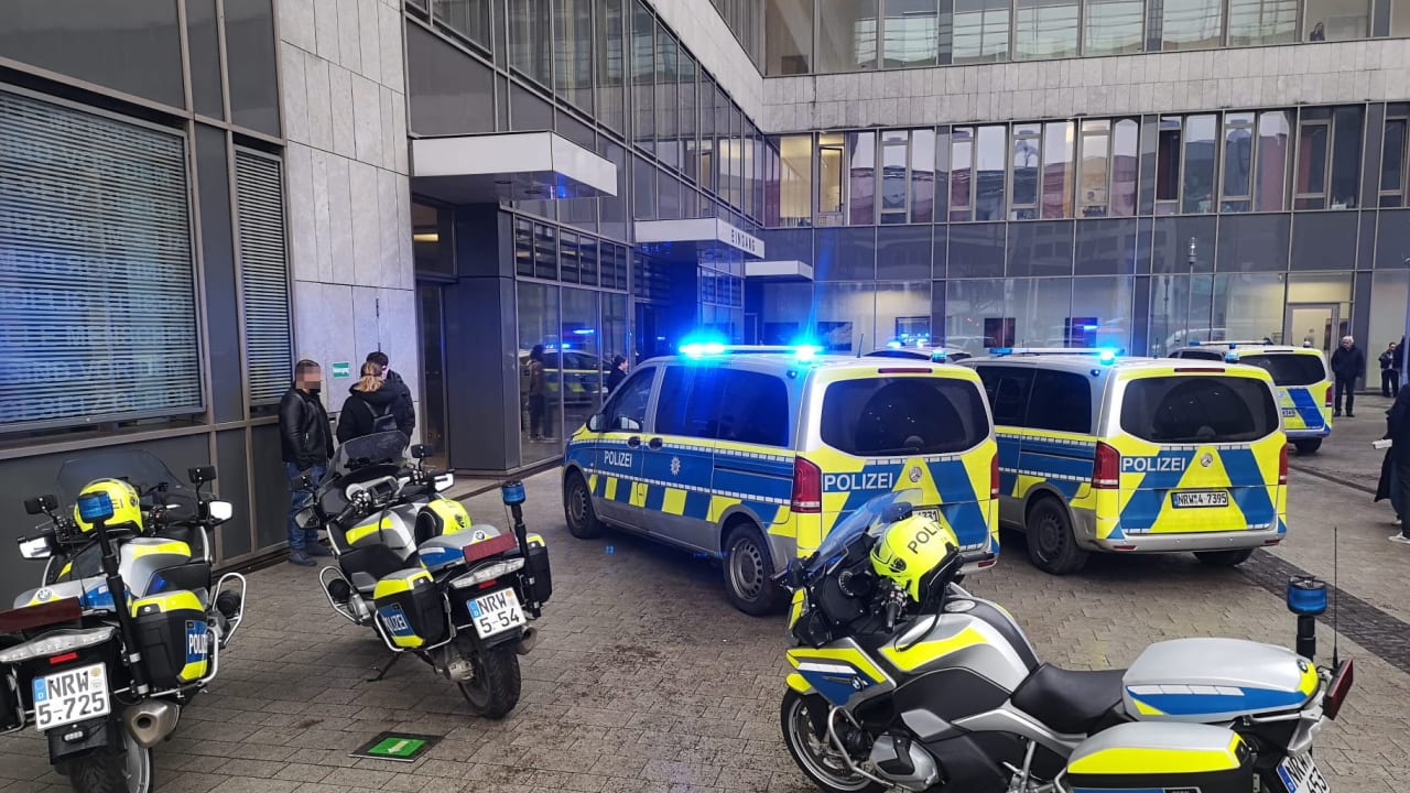 Nach Zeugenaussage in Düsseldorf: Massenschlägerei im Gericht | Regional