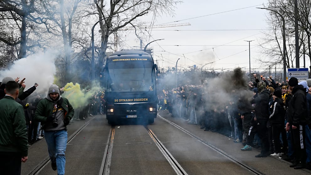 Hier fuhr der Teambus durchs Fan-Spalier zum Rudolf-Harbig-Stadion.