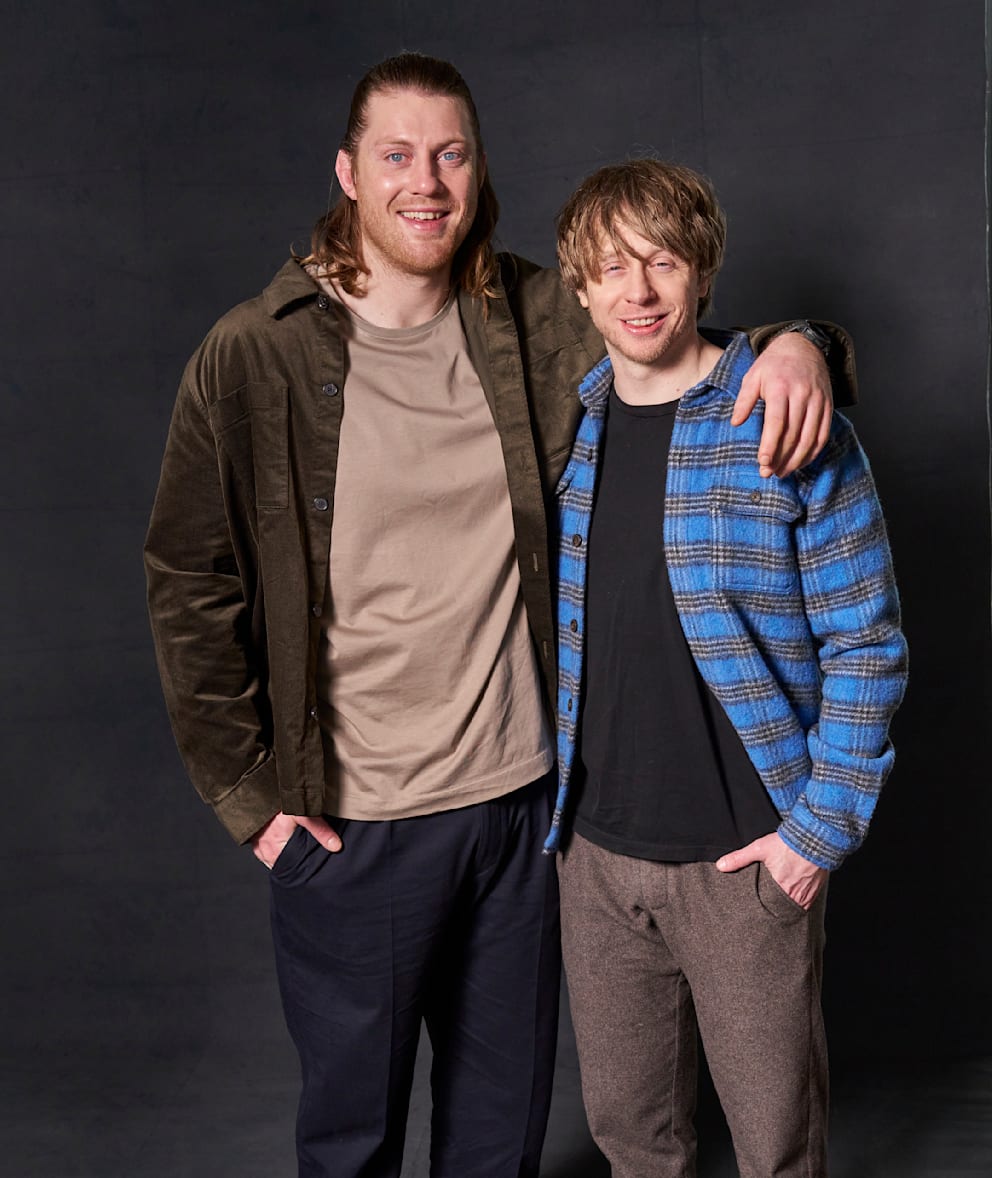 Peter Claffey (l.) ist nicht nur Schauspieler, sondern auch ehemaliger Rugby-Spieler. Drehbuchautor Ira Parker (r.) wirkte bereits an „House of Dragon“ mit