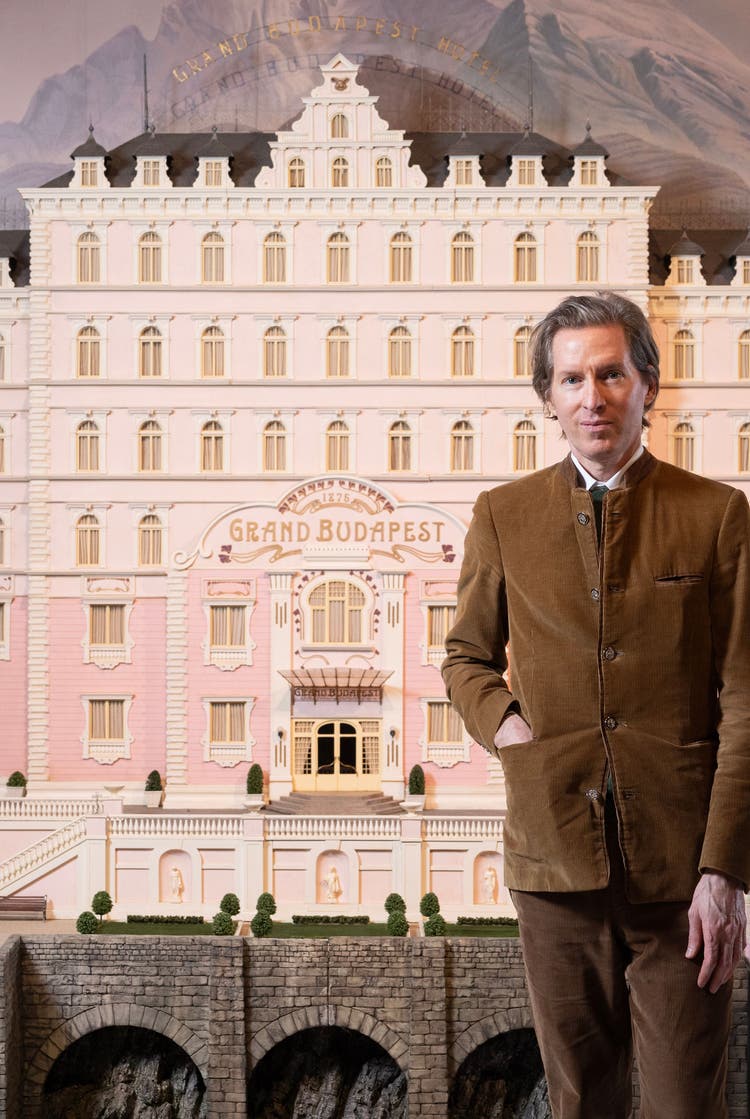 Wes Anderson vor dem Modell des Grand Budapest Hotel.