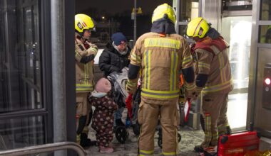 Berlin: Mutter und Kind stundenlang im Fahrstuhl gefangen | Regional