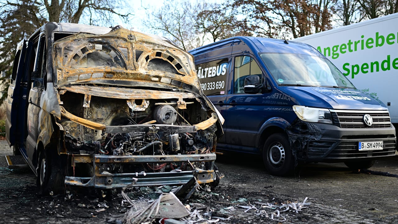Berlin: Wieder Kältebus angezündet! Mitarbeiter fassen Brandstifter | Regional