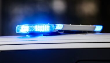 Auto und Trambahn kollidieren in München