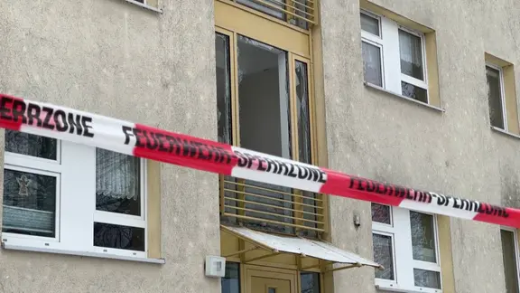 Mehrfamilienhaus mit eingebrochener Scheibe nach Explosion im Hausflur