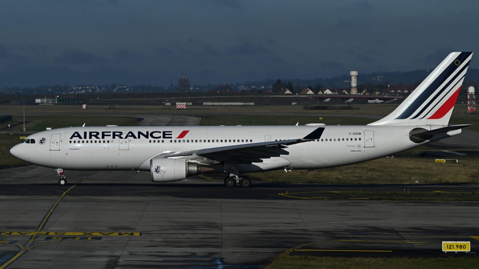 Ein Air France-Airbus A330 (Archivbild): Eine Maschine desselben Typs musste am Sonntag in München aufgrund von Brandgeruch an Bord landen.