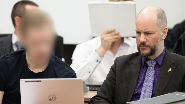 Ein Angeklagter im Prozess gegen insgesamt acht mutmaßlich militante Neonazis sitzt im Oberlandesgericht neben Martin Kohlmann (r), Rechtsanwalt. Die Bundesanwaltschaft rechnet sie der militanten Neonazi-Gruppe "Sächsische Separatisten" zu. Ein Angeklagter im Prozess gegen insgesamt acht mutmaßlich militante Neonazis sitzt im Oberlandesgericht neben Martin Kohlmann (r), Rechtsanwalt. Die Bundesanwaltschaft rechnet sie der militanten Neonazi-Gruppe "Sächsische Separatisten" zu.