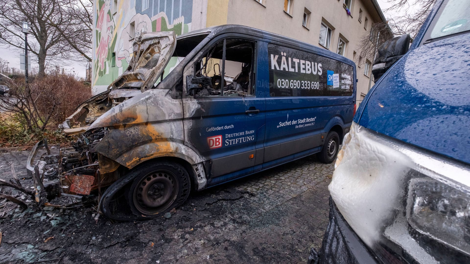 Ein ausgebrannter Kältebus auf dem Parkplatz der Berliner Stadtmission. An Neujahr brannte erneut ein Fahtzeug aus. (Archivbild)