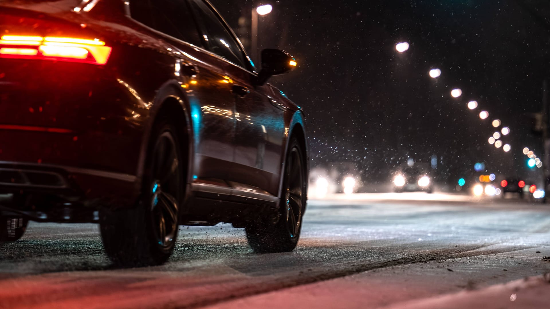 Ein Auto fährt über eine verschneite Straße (Symbolbild): In Düsseldorf und Nordrhein-Westfalen wird ab Dienstag Eisregen erwartet – auch Neuschnee ist möglich.