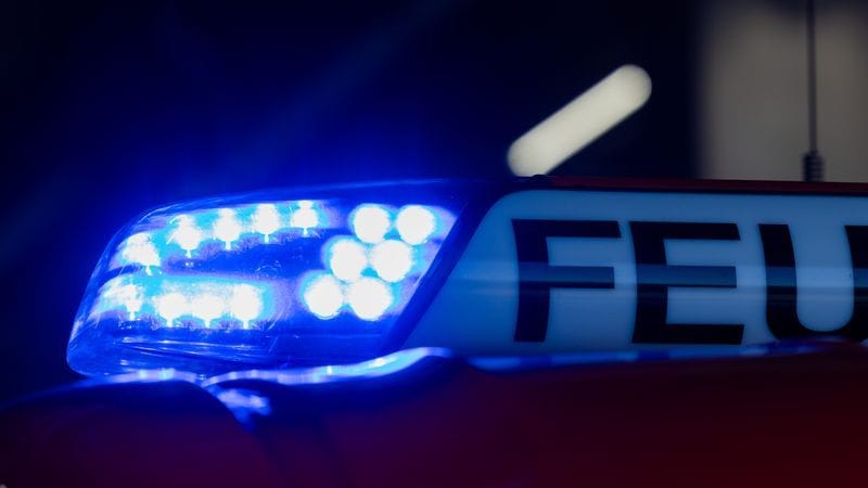 Ein Blaulicht leuchtet auf einem Feuerwehrwagen (Symbolbild): Die brennende Matratze konnte gelöscht werden.